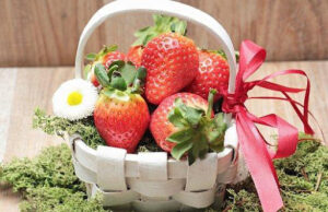 Best Flowers & Fruits to Include While Preparing The Invitation Hampers